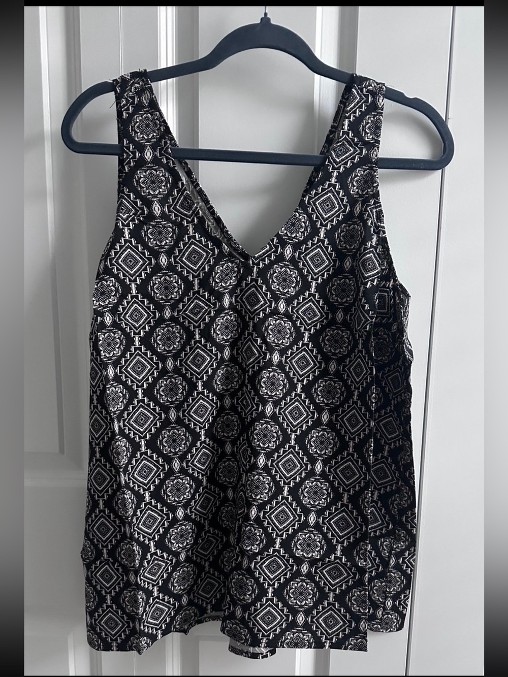 TORRID GEOMETRIC PRINT SLEEVELESS V-NECK BLOUSE WOMENS SIZE 00 M/L 10